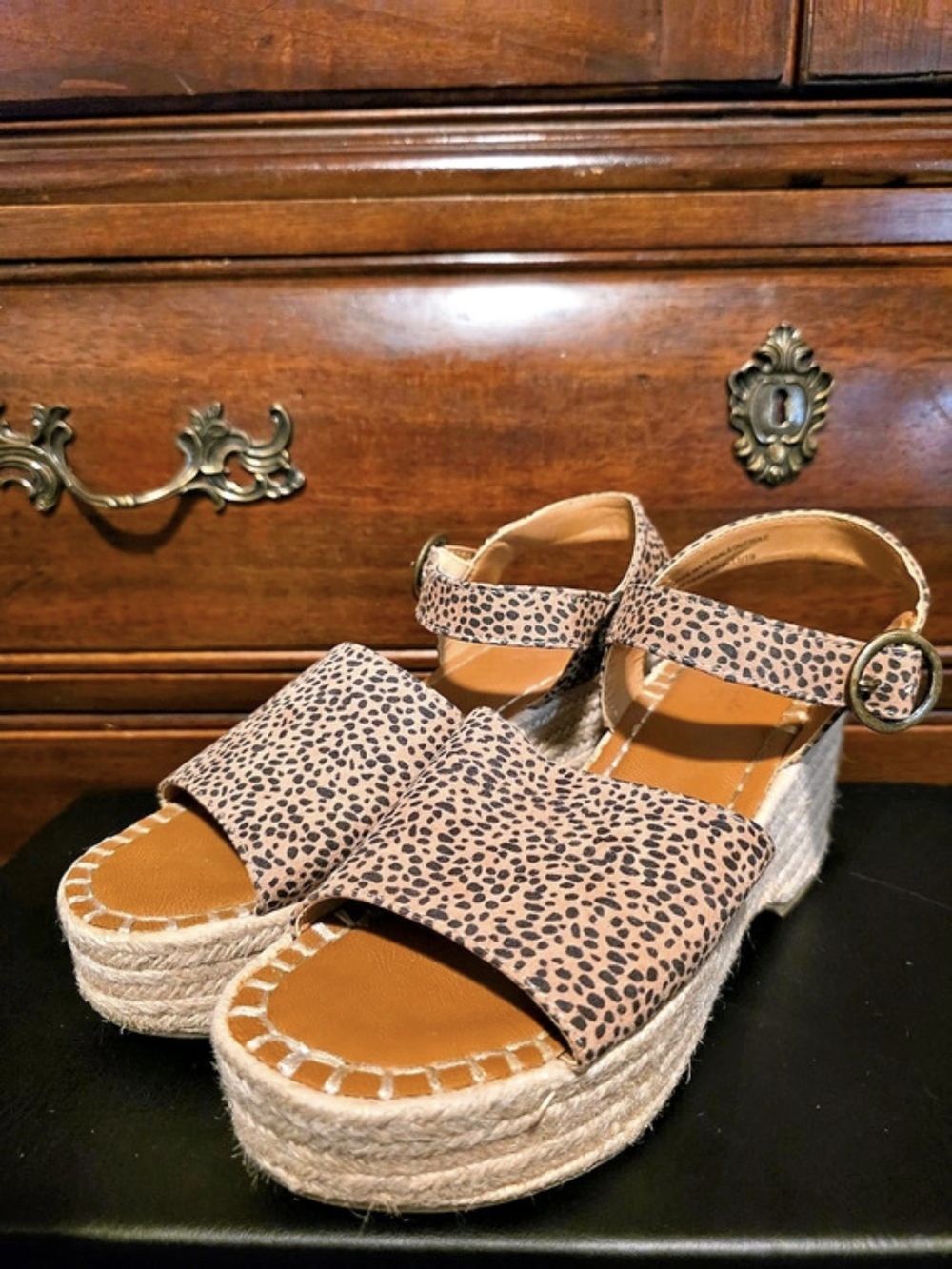 Universal Thread Majorca Cutout Wedge Animal Print Wedge Sandals in Pink & Black